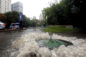 Большие лужи на дороге